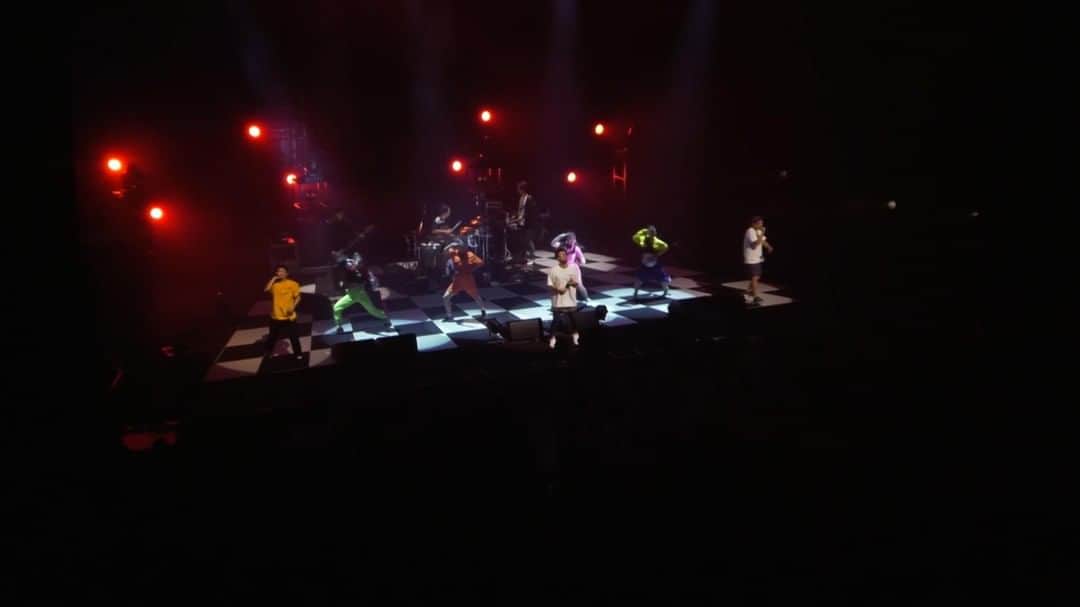ORANGE RANGEのインスタグラム：「昨年末にオリックス劇場で行われた「ORANG RANGE LIVE TOUR 019 〜What a DE! What a Land!〜」より、「おしゃれ番長 feat.ソイソース」の #レンジのライブ 映像公開🎬 NAOTOのサンプリングパッドで4つ打ちのリズムを刻み、#アカネキカク 監修でキレのあるダンスで魅せたKona Monsterとのコラボステージを披露したエレクトロ・ナンバー👮‍♂️ https://youtu.be/woZ1e1T4EIo  🍊ORANGE RANGE Haisai🍊 #dTV ほか主要配信サイトおよび各サブスクリプションサービスでも配信開始🎧 https://jvcmusic.lnk.to/ORANGERANGE #ORANGERANGE #ワッタDEワッターランド @orangerange_official @akanekikaku_official」