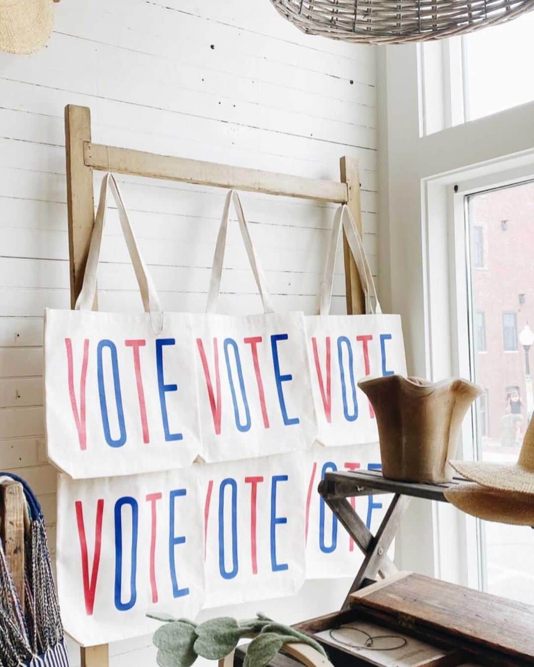 MT DOMAINEさんのインスタグラム写真 - (MT DOMAINEInstagram)「If you haven't already, consider this your friendly reminder to head to the polls today and VOTE! ⭐📸: @sylviatribel」11月4日 0時01分 - mydomaine