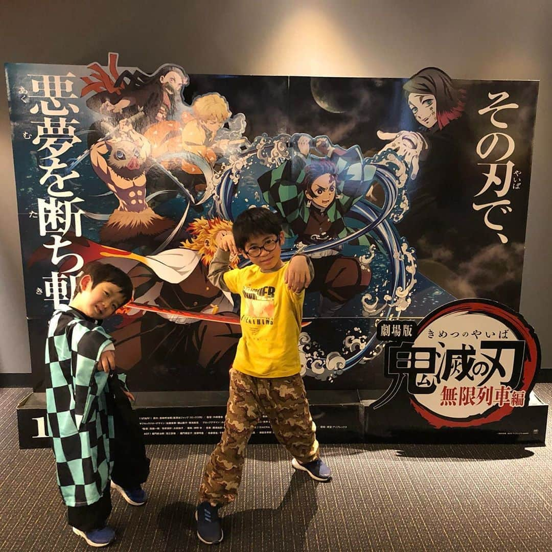 小林拓一郎さんのインスタグラム写真 - (小林拓一郎Instagram)「ぶっちゃけ僕らは映画の１時間分くらいしか煉獄さんのことを知らないのに、昔っから知ってる近所の大好きなお兄さんってくらいのところまで煉獄さんに心を持っていかれてるわけですよ。  そこが、すごすぎるぜ、鬼滅よ！  #鬼滅の刃  #無限列車編  #煉獄杏寿郎  #煉獄さん」11月4日 0時03分 - kobataku33