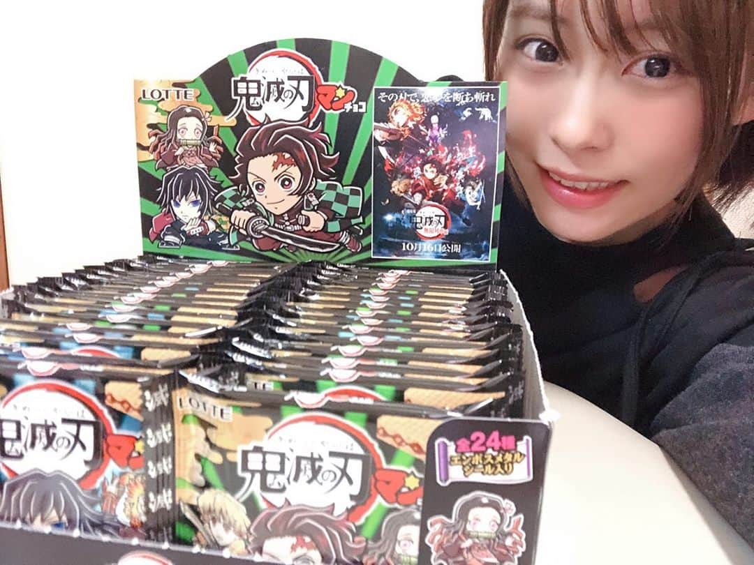 のインスタグラム：「本日発売！！ #鬼滅の刃マンチョコ 大人買い〜〜〜！⚔ ・ YouTube 【鬼滅の刃マンチョコPR】大人買い！！開封＆食べます！！  https://youtu.be/mZOp5DbtLVU ・ ・ #鬼滅の刃　#鬼滅の刃マン　#びっくりマンチョコ　#LOTTE  #girl #ショートカット女子  #shooting #셀카 #미소녀 #일본인 #非常好 #摄影 #塚田綾佳」
