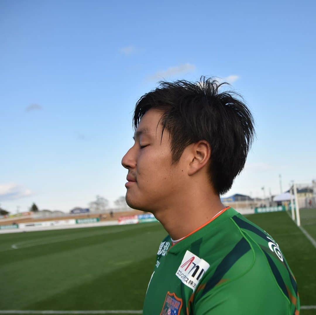 ヴァンラーレ八戸さんのインスタグラム写真 - (ヴァンラーレ八戸Instagram)「試合後、ひとりゴール裏へ駆けつけ深く一礼。  #國分将 #感謝 #ホームゲームプレイバック #プライフーズスタジアム  #全緑MUGENDAI」11月4日 0時10分 - vanraure8nohe
