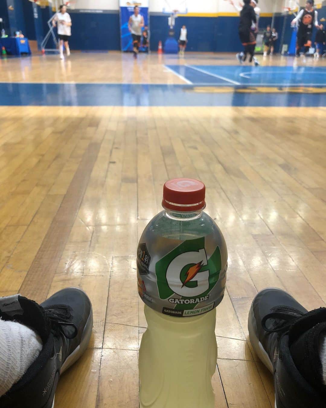 パク・ヒョヌのインスタグラム：「🏀🏀10개월 만인가 .. 뛰다 죽을뻔..  어지럽고 다리 후덜거리고 .. 슛은 링도 안맞고 ㅋ 드리블치다 공놓치고! 패스하다 뺏기고! 계속 민망했지만 .. 그래도 행복! ㅋㅋ  @rosangkwon #게스트 불러주셔서 감사합니다 . ❤️❤️ . . #농구 #운동 #게스트 #kd11 #nike  #🏀🏀 #basketball」