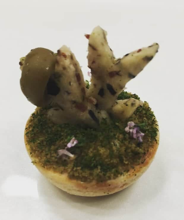 フォリクラッセ・ケータリングさんのインスタグラム写真 - (フォリクラッセ・ケータリングInstagram)「緑だけで♡  フィンガーフード。 とことんグリーンで。 とにかく細かく。 なにやら盆栽のような?  3-4cmの世界♡  今日も明日も明後日も。 お弁当とお惣菜、新たにフライドチキンも毎日販売中！デリバリーも！  おうちdeビストロ！フォリクラッセ 足立区千住河原町41-14 050-8880-2784  いつでもココから注文できます♡ ↓↓↓ https://deli-holic.com/store/FUORICLASSE-BENTO_DELI  フライドチキン チキナーズTOKYO 足立区千住河原町41-14 03-6821-2212  いつでもココから注文できます♡ ↓↓↓ https://deli-holic.com/store/Chickeners   #フィンガーフード #fingerfood #green #野菜の使い方 #フォリクラッセケータリング #fuoriclasse #catering #おうちdeビストロ #chickenersTOKYO #チキナーズTOKYO #friedchicken #フライドチキン #デリバリー #テイクアウト #宅配 #出前 #お弁当 #お惣菜 #おうちレストラン #北千住 #千住大橋」11月4日 0時32分 - fuoriclasse_catering