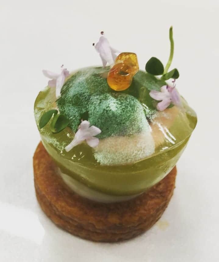フォリクラッセ・ケータリングさんのインスタグラム写真 - (フォリクラッセ・ケータリングInstagram)「緑だけで♡  フィンガーフード。 とことんグリーンで。 とにかく細かく。 なにやら盆栽のような?  3-4cmの世界♡  今日も明日も明後日も。 お弁当とお惣菜、新たにフライドチキンも毎日販売中！デリバリーも！  おうちdeビストロ！フォリクラッセ 足立区千住河原町41-14 050-8880-2784  いつでもココから注文できます♡ ↓↓↓ https://deli-holic.com/store/FUORICLASSE-BENTO_DELI  フライドチキン チキナーズTOKYO 足立区千住河原町41-14 03-6821-2212  いつでもココから注文できます♡ ↓↓↓ https://deli-holic.com/store/Chickeners   #フィンガーフード #fingerfood #green #野菜の使い方 #フォリクラッセケータリング #fuoriclasse #catering #おうちdeビストロ #chickenersTOKYO #チキナーズTOKYO #friedchicken #フライドチキン #デリバリー #テイクアウト #宅配 #出前 #お弁当 #お惣菜 #おうちレストラン #北千住 #千住大橋」11月4日 0時32分 - fuoriclasse_catering