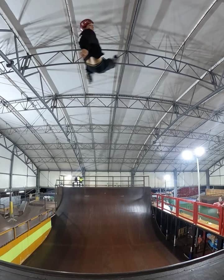 安床武士のインスタグラム：「One line at #gskatepark . 🎥 #gopromax . @goprojp @gopro  . @usdskates  @goodskates_inc  @canamonroad_japan  @lzbn_official  @papasu1048  #usdskates #usdaeon #aeon72 #goodskates #rollerblading #inlineskate #rollerfreestyle #vert #インラインスケート #ローラーブレード #LZBN #takeshiyasutoko #安床武士」