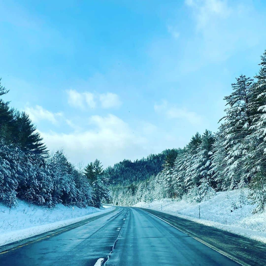 イナキョウコのインスタグラム：「Beautiful road trip . . . . . #roadtrip #drive #snow #powder #nature #outdoors #adventures #fun」