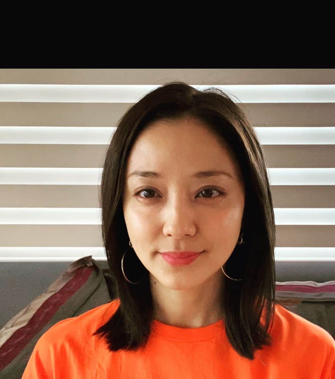 中越典子さんのインスタグラム写真 - (中越典子Instagram)「こんばんは さきほど、渋谷ユーロスペースで公開中の映画「それぞれ、たまゆら」の上映会後イベントに行って参りました。  まだあと少し上映されていますので、良かったら、ぜひ  たまゆら　って素敵なおもむきある言葉  ほんのしばらくって意味。  今日は家に帰入る前、映画の名残りもあり、 たまゆら見上げた空に導かれ、あたたかい缶コーヒーを、その辺に座ってすすってみました。 色々考えるよね、こんな時 どう生きたいか　とか  お休みなさい #かんとく  #土田英生 #またご一緒したいです」11月4日 0時29分 - nakagoshi_noriko.official