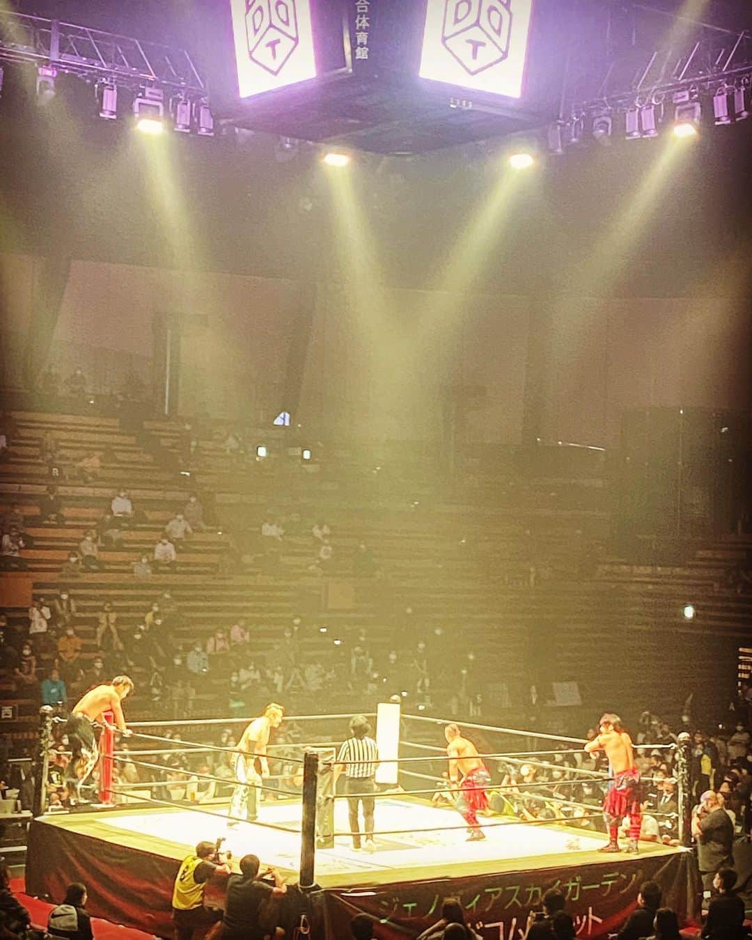 松本英子のインスタグラム：「初プロレス✨✨✨  DDTプロレスに、行って来ました💪  なんて面白い世界なんでしょーか😳 それぞれのストーリーに入り込んでしまいました、、、‼️  上野勇希選手の笑顔に惚れ、 そして、秋山準選手の目ヂカラとオーラにやられ、、、  お誘い下さったナレーターの大楽聡詞さんに感謝🙏😆  あ、 そして、 佐々木大輔さん、好きです❣️  #ddtpro #秋山準 #佐々木大輔 #上野勇希   #プロレス #🔰」