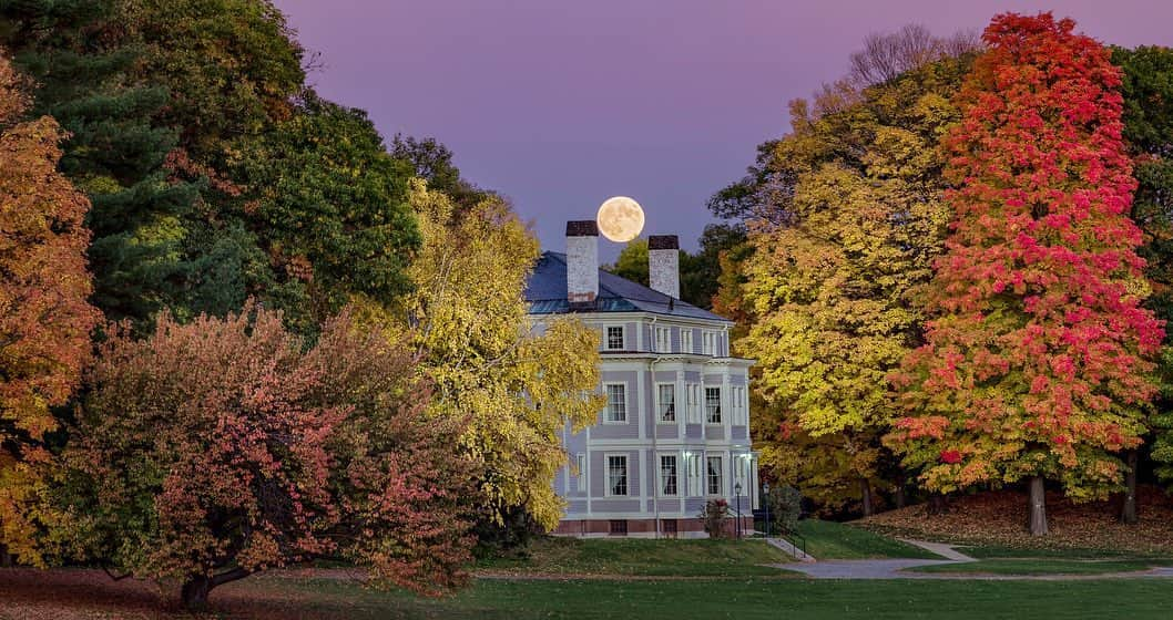 National Geographic Travelさんのインスタグラム写真 - (National Geographic TravelInstagram)「Photos by @babaktafreshi / Swipe to see closer views of this high-resolution panorama of New England's fall colors at moonrise. There is no color as beautiful as maple leaves at the peak of fall foliage. On this October 2015 evening the full moon was rising moments after sunset above Lyman Estate, a National Historic Landmark near Boston. Known as the Vale, it’s a fine example of an 18th-19th-century country estate in the United States.  On the technical aspect, like most of my images, this is based on realistic documentary photography, where no blending of images is involved. As a personal preference I do not practice double exposure and other composite forms in my photography, and the elements of the night sky, such as the moon, are never added or relocated in my photos. It's all about timing, planning, sky quality, and the camera’s dynamic range to allow shadow and highlight recovery in post-processing. When the moon is on the right angle at the right time, there is enough light from the dusk on the opposite horizon to illuminate the foreground, while the moon is not too high to become overexposed.  Learn more @babaktafreshi. #twanight #newengland #fall #boston」11月4日 0時44分 - natgeotravel