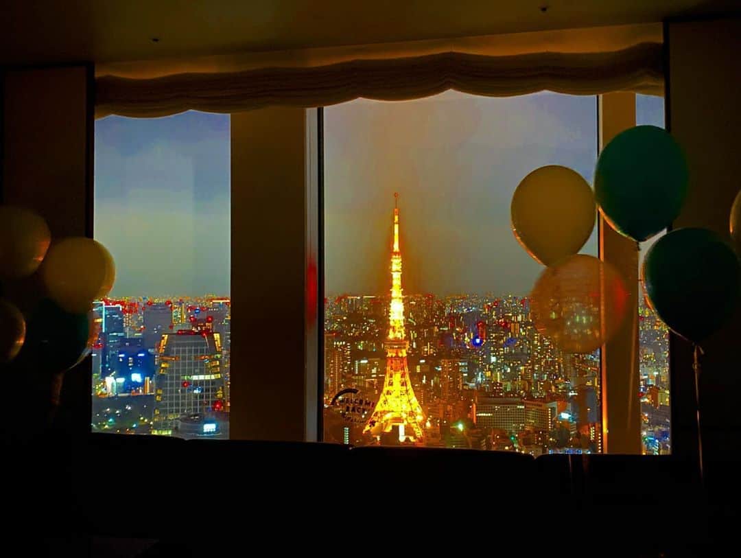 マキ・コニクソンさんのインスタグラム写真 - (マキ・コニクソンInstagram)「日本に来てからすっかり夜更かしになってる私。🌝  紗栄ちゃんのいる那須ファームから 帰って来て無事にAndaz Tokyoに チェックインしました！  お部屋に入ったら！☝🏼 大好きな東京タワーが目の前に ドカーーーン！🗼 &カラフルな風船がたくさんお部屋に飾ってあったよっ！🎈🎈  そしてまさかのチョコレートで出来た BooとKoinuがお出迎えしてくれました！ 🐾🐾 AND大好きな亀田のソフトサラダゆず塩に カラフルなミニエクレアとピンクのお花が置いてあってめちゃくちゃWelcomeしてくれました！嬉しくて涙がちょちょぎれちゃった。😭😭😭😭  このおもてなし精神は本当に凄いなぁ。 いやいや本当に本当に本当に本当に凄い！ コンシェルジュのエディさんのサプライズには脱帽です！🙇🏻‍♀️ 本当に本当に有難う御座います！🙏🏻  シンプル&モダンな洗練されたお部屋は 落ち着く木彫でめちゃくちゃお洒落です！ バスタブは通常のバスタブより深くてゆ〜っくり浸かれますよ！  これからアンダーズに宿泊するのが楽しみっ！🤗じ〜っくりアンダーズの魅力に せまります！  今日は朝から紗栄子に会えてハッピーな一日でした！😊明日もワクワク楽しみ！🤗  お休みなさい...🥱 Sweet Dreams ....🌙  #andaztokyo  #アンダーズ東京  #日本のホスピタリティは素晴らしい🇯🇵 #Eddieさん嬉しいサプライズ有難う御座いました！🙏🏻」11月4日 0時51分 - makikonikson