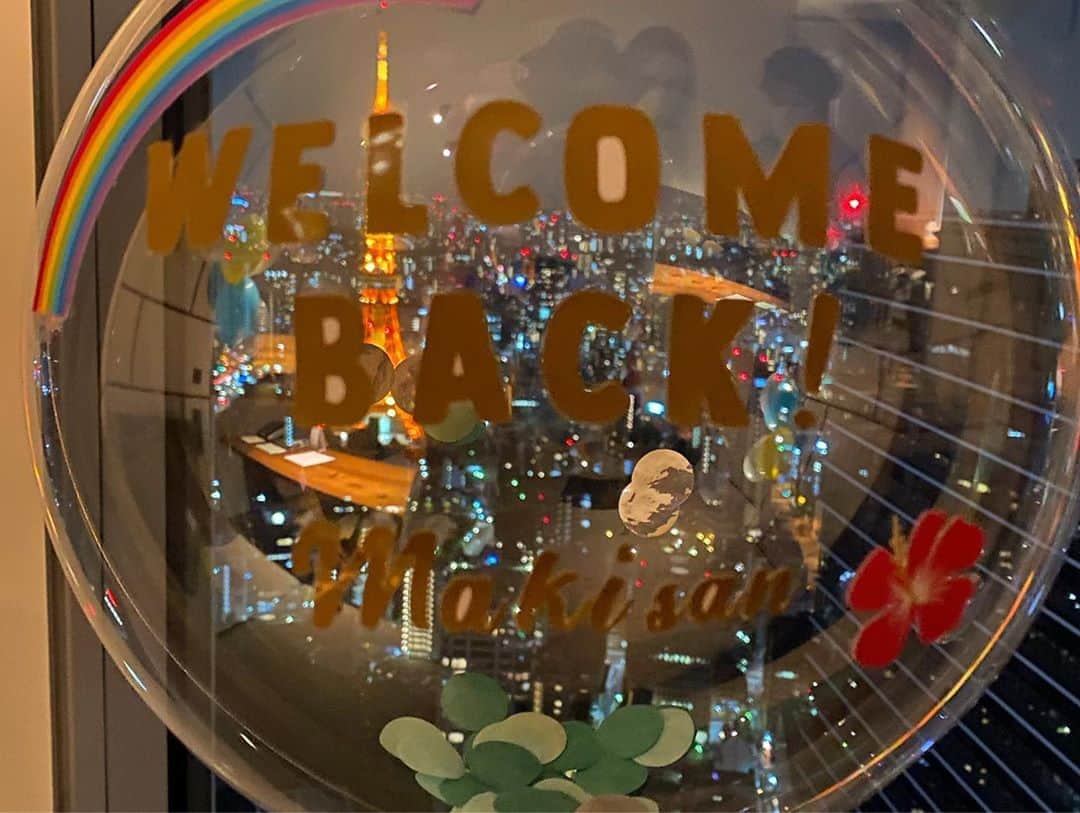 マキ・コニクソンさんのインスタグラム写真 - (マキ・コニクソンInstagram)「日本に来てからすっかり夜更かしになってる私。🌝  紗栄ちゃんのいる那須ファームから 帰って来て無事にAndaz Tokyoに チェックインしました！  お部屋に入ったら！☝🏼 大好きな東京タワーが目の前に ドカーーーン！🗼 &カラフルな風船がたくさんお部屋に飾ってあったよっ！🎈🎈  そしてまさかのチョコレートで出来た BooとKoinuがお出迎えしてくれました！ 🐾🐾 AND大好きな亀田のソフトサラダゆず塩に カラフルなミニエクレアとピンクのお花が置いてあってめちゃくちゃWelcomeしてくれました！嬉しくて涙がちょちょぎれちゃった。😭😭😭😭  このおもてなし精神は本当に凄いなぁ。 いやいや本当に本当に本当に本当に凄い！ コンシェルジュのエディさんのサプライズには脱帽です！🙇🏻‍♀️ 本当に本当に有難う御座います！🙏🏻  シンプル&モダンな洗練されたお部屋は 落ち着く木彫でめちゃくちゃお洒落です！ バスタブは通常のバスタブより深くてゆ〜っくり浸かれますよ！  これからアンダーズに宿泊するのが楽しみっ！🤗じ〜っくりアンダーズの魅力に せまります！  今日は朝から紗栄子に会えてハッピーな一日でした！😊明日もワクワク楽しみ！🤗  お休みなさい...🥱 Sweet Dreams ....🌙  #andaztokyo  #アンダーズ東京  #日本のホスピタリティは素晴らしい🇯🇵 #Eddieさん嬉しいサプライズ有難う御座いました！🙏🏻」11月4日 0時51分 - makikonikson