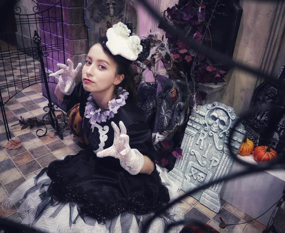 ドーキンズ英里奈のインスタグラム：「🖤💀🌹 ⠀ 来年はこの格好でDハロしたいなぁ◎ 黒薔薇と羽根を見つけられなかったので 探したい👻 ⠀ あ…ガイコツさんの鼻も描くね。笑 (描き忘れてたの、ごめん😂) ⠀ ⠀ ⠀ #スプーキーbooパレード #Dハロ#cosplay  #ゴスロリ#ハコスタジアム東京#ドキコス」