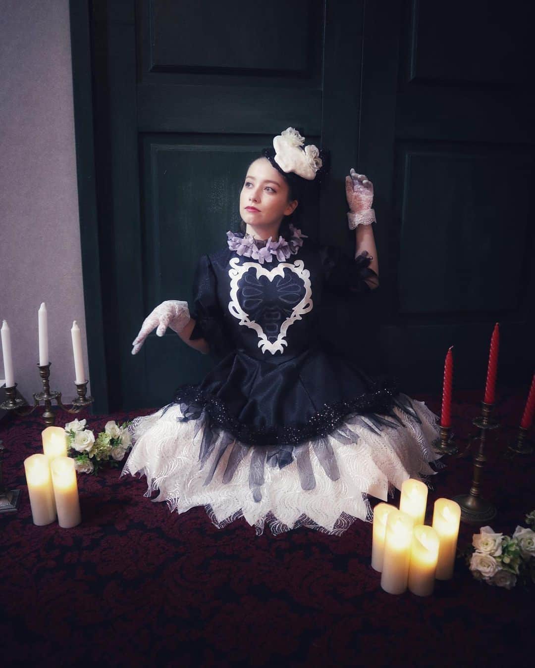 ドーキンズ英里奈のインスタグラム：「🖤💀🌹 ⠀ #スプーキーbooパレード #Dハロ仮装#cosplay  #ゴスロリ#ハコスタジアム東京#ドキコス」