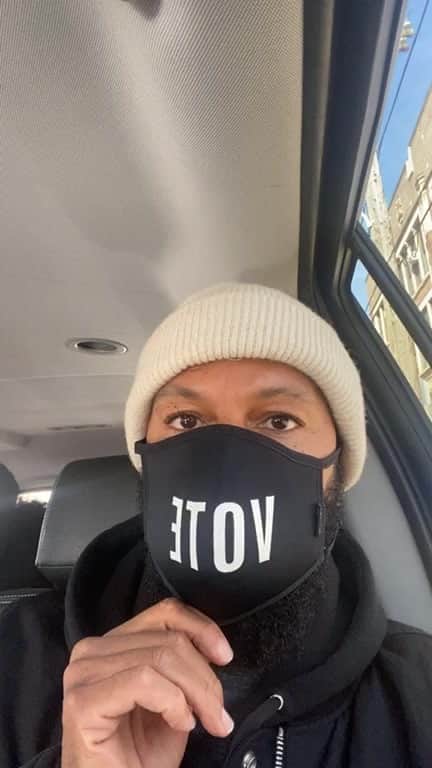 コモンのインスタグラム：「In the streets in Philly... come on y’all... let’s VOTE! Today!」