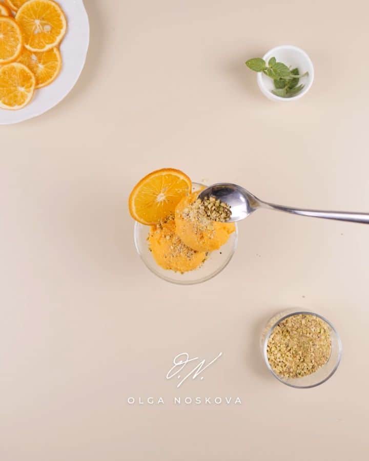 オリガ・ノスコワのインスタグラム：「Have you ever wanted to make your own ice cream?🍦. 🧡. Вы когда нибудь хотели приготовить мороженое?🍦」