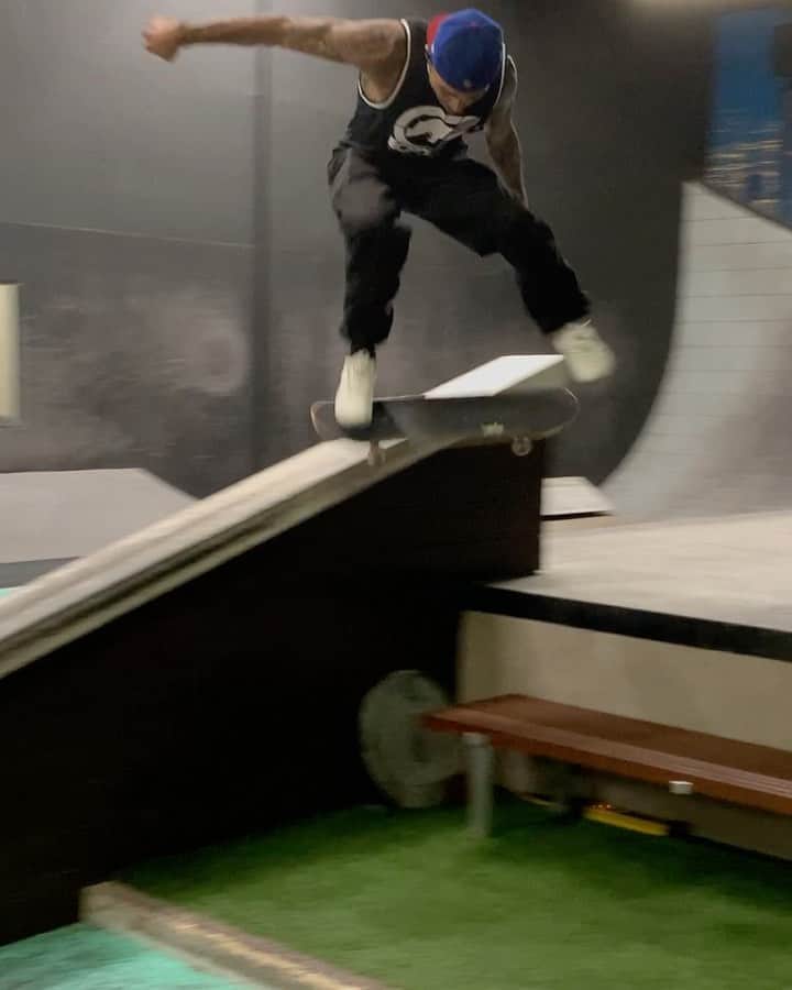 マニー・サンティアゴのインスタグラム：「N. Flip Krook Boyz 🤘🏽 @prod 📽: @spanishmiketv」