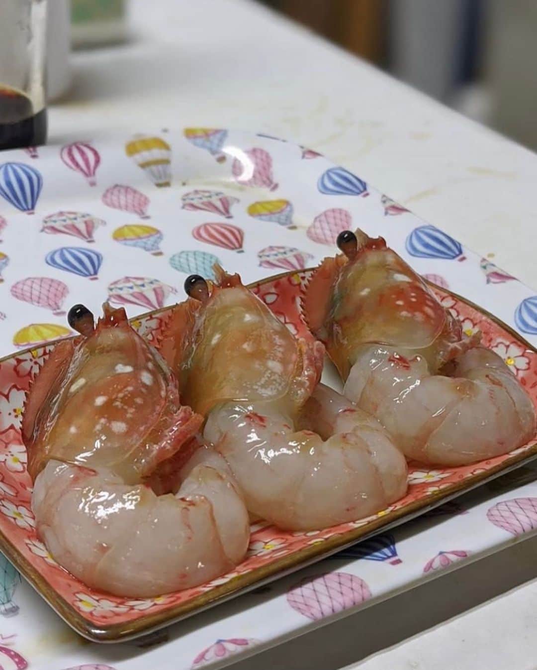 齊藤澪菜さんのインスタグラム写真 - (齊藤澪菜Instagram)「宿泊したAirbnbが二条市場の近くだったので、連日大好物の生牡蠣を150円で、たっっくさん食べれた🥺🦪 雲丹もマグロも海老も泣きそうになるくらい美味しかった、、🥺漁師に嫁入りも検討します。  #幸せすぎるれなぴは目を開けられてない ㅤ #北海道 #北海道旅行 #二条市場 #海鮮丼」11月4日 0時55分 - rena62s