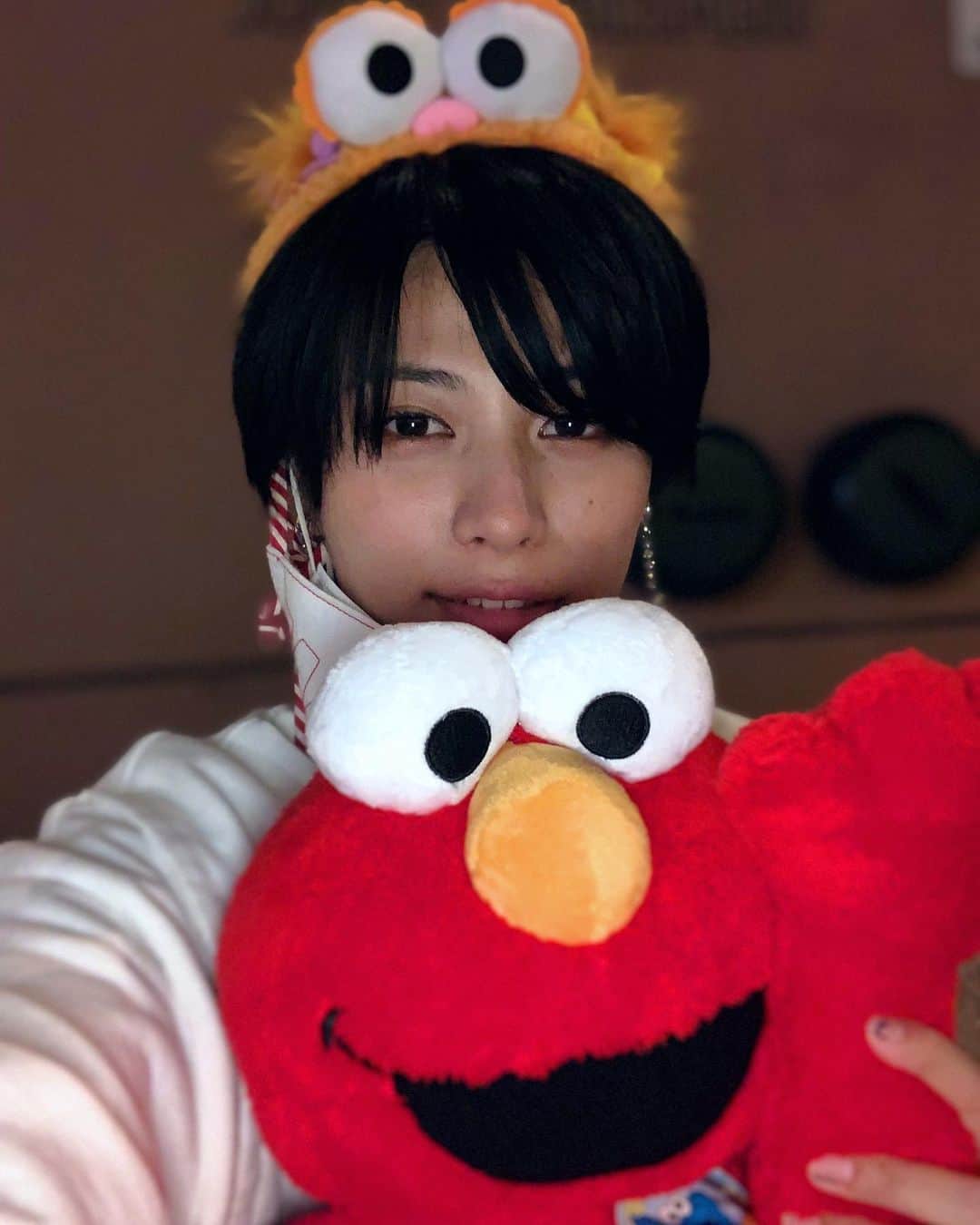 春川芽生のインスタグラム：「🔴🔴モだよぉ🍪  #手洗い待ちにセルフィー #セルモ(??)   #頭の子はゾーイ🔶 #3歳らしい。」