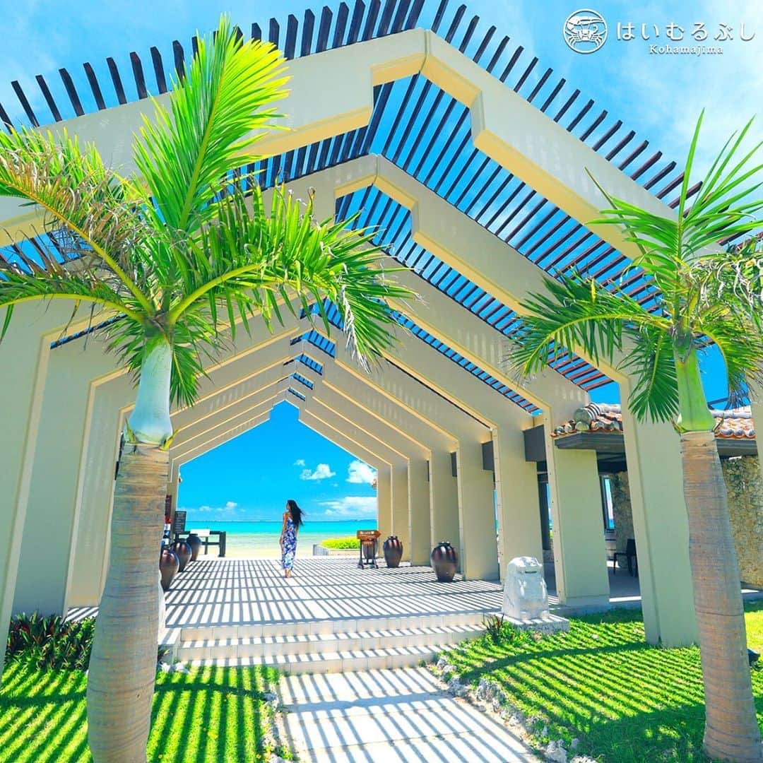 HAIMURUBUSHI はいむるぶしさんのインスタグラム写真 - (HAIMURUBUSHI はいむるぶしInstagram)「小浜島・はいむるぶしから癒しの風景をお届けします。 はいむるぶしビーチエントランスを抜けると、そこは南海の楽園… 煌めく八重山ブルーの海と白い砂浜。 訪れた人たちを魅了する景色が広がっています。 #沖縄 #八重山諸島 #小浜島 #ビーチ #リゾート #ホテル #はいむるぶし」11月4日 0時55分 - haimurubushi_resorts
