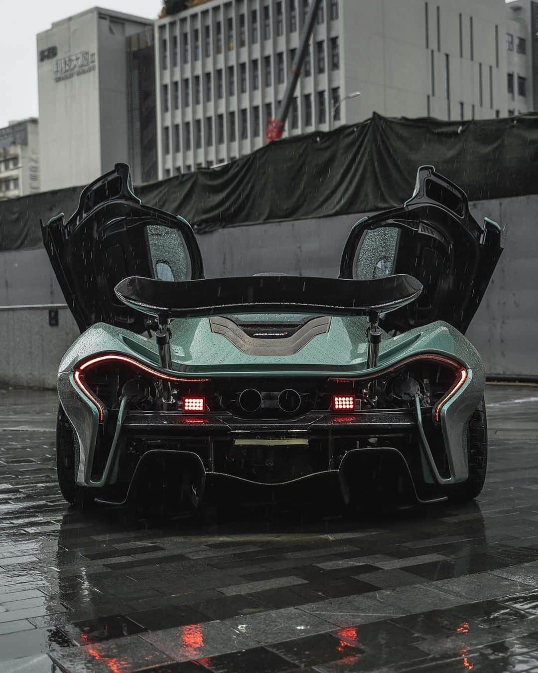 CARLiFESTYLEさんのインスタグラム写真 - (CARLiFESTYLEInstagram)「This beautiful McLaren P1. 👍🏽or👎🏽? Photo by @sevenjiaphotography • @hre_wheels #carlifestyle #MclarenP1」11月4日 1時07分 - carlifestyle