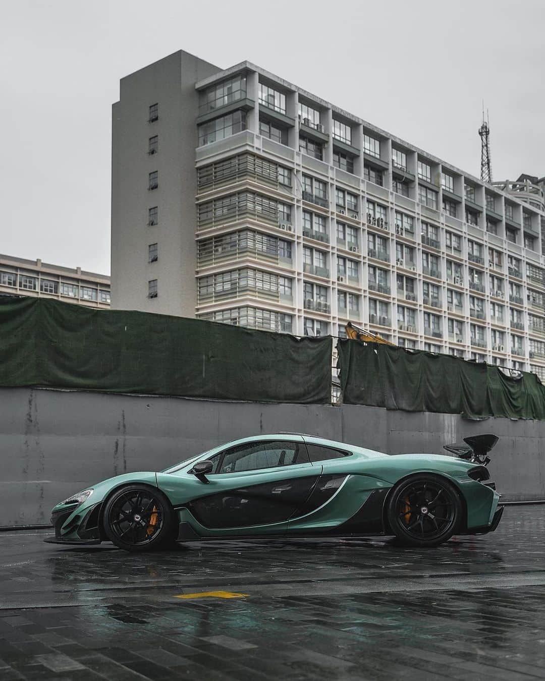 CARLiFESTYLEさんのインスタグラム写真 - (CARLiFESTYLEInstagram)「This beautiful McLaren P1. 👍🏽or👎🏽? Photo by @sevenjiaphotography • @hre_wheels #carlifestyle #MclarenP1」11月4日 1時07分 - carlifestyle