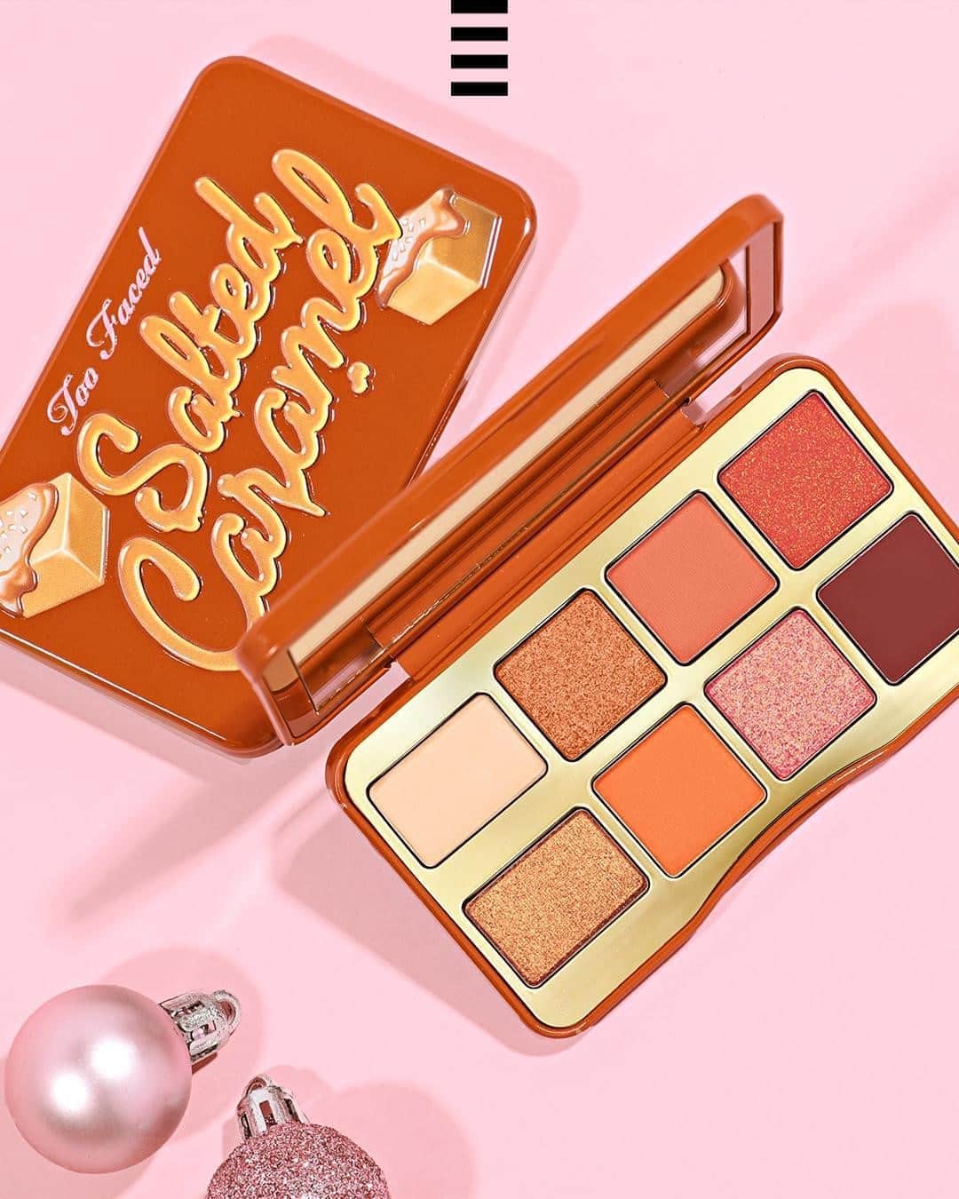 のインスタグラム：「La jolie Salted Caramel palette de @toofaced est aussi alléchante qu'une part de dessert 🍰 Petit plus : elle sent bon le caramel salé!  Tapez sur la photo pour en savoir plus.  Uniquement chez SEPHORA. #SephoraLovesTooFaced #SephoraFrance」