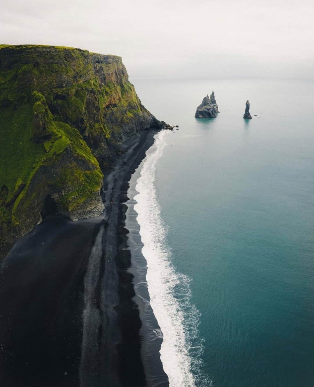Earth Picsさんのインスタグラム写真 - (Earth PicsInstagram)「Reynisfjara, Iceland’s black beach 🇮🇸 by @intohimoni」11月4日 1時00分 - earthpix