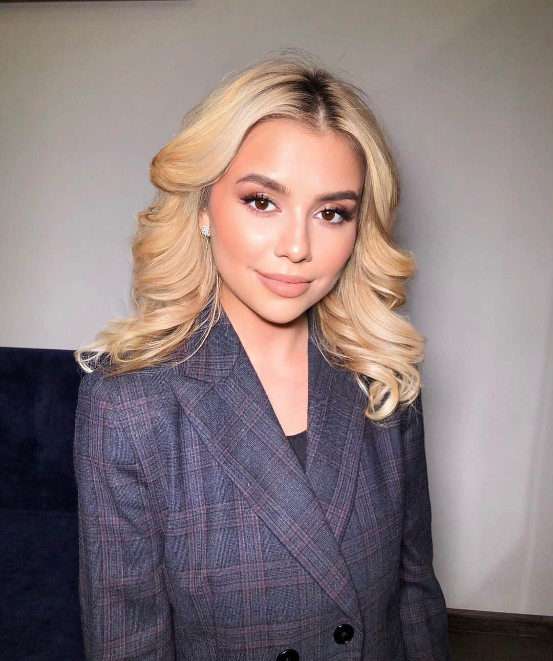 リーナ・フェードロワのインスタグラム：「Сила макияжа и фотошопа разумеется, девачки🙃  @amina_muborakkadamova ❤️」