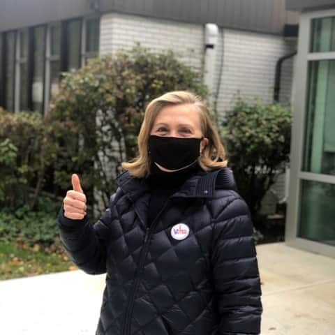 ヒラリー・クリントンさんのインスタグラム写真 - (ヒラリー・クリントンInstagram)「Just voted. Felt good. iwillvote.com」11月4日 1時10分 - hillaryclinton