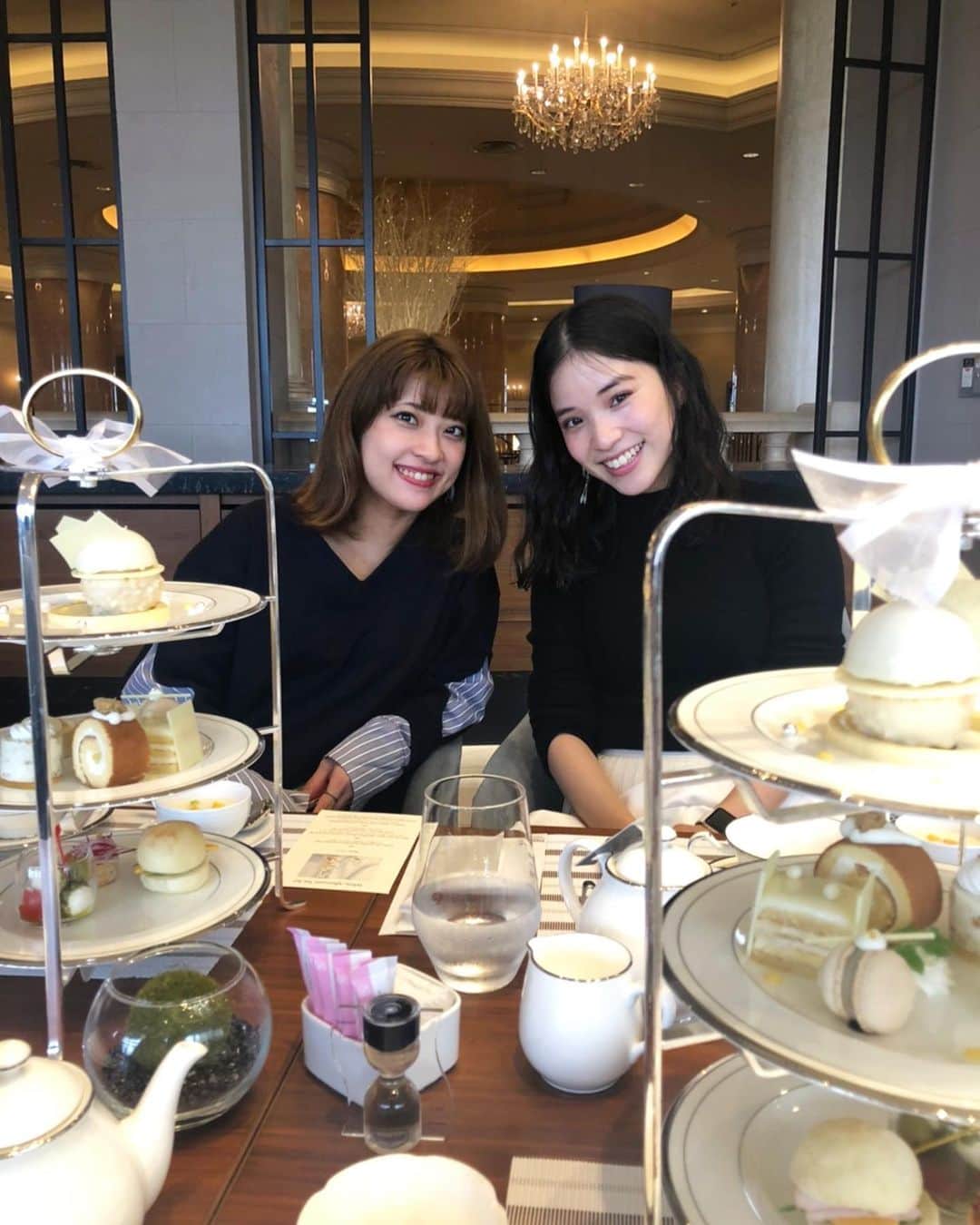 仮谷せいらのインスタグラム：「念願のアフタヌーンティー☕️💓 @025yumi  @ykymzk_1111 と 行ってきました🍰🧁🍮🍫🍩🥧  美味しい物を頂きながら ゆ〜ったりお話ししてストレス発散✌︎ 女子って色々あるんですよね、、、 大人になれば尚更🙆‍♀️ 2人と話してると、自分の気持ちが整理されたり 心が浄化されたり不思議なんですよねぇ… 大好きな親友達です✨  それにしても まっ白フェア可愛すぎたよ🥴  #ホワイトアフタヌーンティー  @grandnikkotokyodaiba」