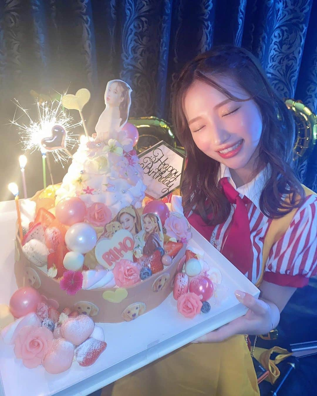 南りほさんのインスタグラム写真 - (南りほInstagram)「お誕生日投稿ラストかな🥳🎂💗 特にぐるちゃんとのケーキめちゃくちゃ可愛かったぁ🥺🐶 皆様ありがとうございました💗 最後の写真は、大好きな人達とお仕事の方達から頂いたたくさんのプレゼント💙 今年は周りの方達がたくさんお祝いしてくれて、今までで一番幸せな誕生日だったかも、、🥰 ファンの皆様もたくさんお祝いのストーリーありがとう😭 びっくりするほどの数で全部はリストーリー出来なかったけどちゃんと見たからね😘らぶです💋 #mybirthday」11月4日 1時18分 - minami.riho