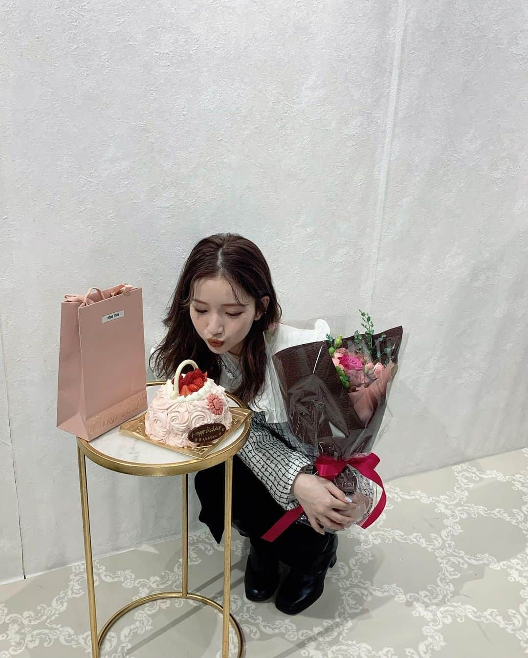 南りほさんのインスタグラム写真 - (南りほInstagram)「お誕生日投稿ラストかな🥳🎂💗 特にぐるちゃんとのケーキめちゃくちゃ可愛かったぁ🥺🐶 皆様ありがとうございました💗 最後の写真は、大好きな人達とお仕事の方達から頂いたたくさんのプレゼント💙 今年は周りの方達がたくさんお祝いしてくれて、今までで一番幸せな誕生日だったかも、、🥰 ファンの皆様もたくさんお祝いのストーリーありがとう😭 びっくりするほどの数で全部はリストーリー出来なかったけどちゃんと見たからね😘らぶです💋 #mybirthday」11月4日 1時18分 - minami.riho