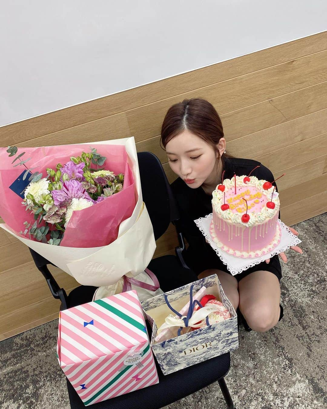 南りほさんのインスタグラム写真 - (南りほInstagram)「お誕生日投稿ラストかな🥳🎂💗 特にぐるちゃんとのケーキめちゃくちゃ可愛かったぁ🥺🐶 皆様ありがとうございました💗 最後の写真は、大好きな人達とお仕事の方達から頂いたたくさんのプレゼント💙 今年は周りの方達がたくさんお祝いしてくれて、今までで一番幸せな誕生日だったかも、、🥰 ファンの皆様もたくさんお祝いのストーリーありがとう😭 びっくりするほどの数で全部はリストーリー出来なかったけどちゃんと見たからね😘らぶです💋 #mybirthday」11月4日 1時18分 - minami.riho