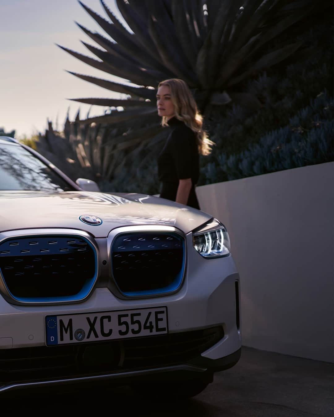BMWさんのインスタグラム写真 - (BMWInstagram)「Meet your future X - in the latest episode of BMW Today. The first-ever BMW iX3. #THEiX3 #BMW #iX3 #BMWi @bmwi #BornElectric __ BMW iX3: Energy consumption in kWh/100 km (combined): 17.8–17.5. CO2 emissions in g/km (combined): 0. Further information: www.bmw.com/disclaimer.」11月4日 1時26分 - bmw