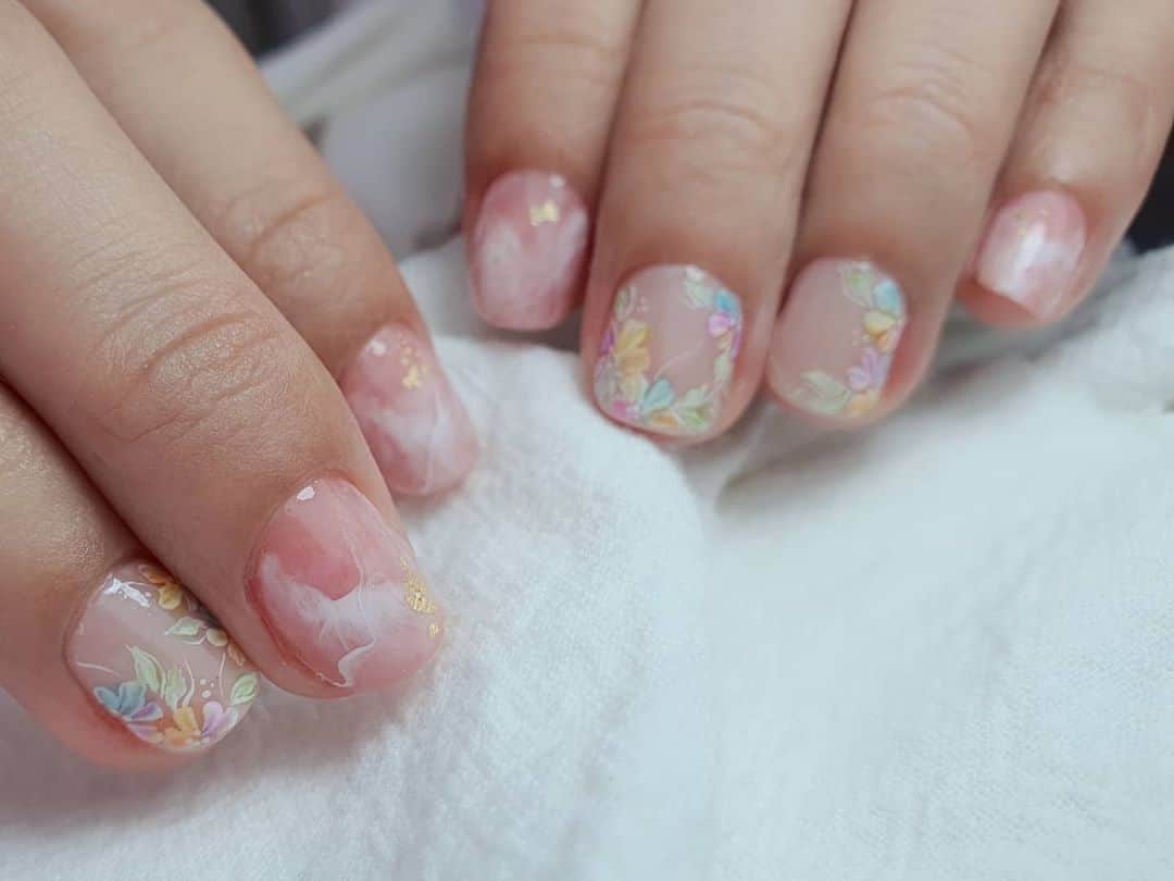 Yingさんのインスタグラム写真 - (YingInstagram)「Soft rose quartz done with PREGEL Pale Almond as the base, Base White, White and Art Liner White for the art. Florals done with PREGEL Tulle Grege as the base and art done with PREGEL Art Liner gels and Drop Series colours.  Items can be purchased at @nailwonderlandsg 🤗 . . . 🛒 www.nailwonderland.com⁣⁣ 📍20A Penhas Road, Singapore 208184⁣⁣ (5 minutes walk from Lavender MRT)⁣⁣ .  I am currently only able to take bookings from my existing pool of customers. If I have slots available for new customers, I will post them on my IG stories. Thank you to everyone who likes my work 🙏 if you need your nails done, please consider booking other artists at @thenailartelier instead ❤  #ネイルデザイン  #ネイルアート #ネイル #ジェルネイル #nailart #네일아트 #pregel #プリジェル #nails #gelnails #sgnails」11月4日 1時30分 - nailartexpress