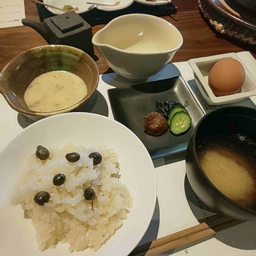 藤原宏美（ひろみん）さんのインスタグラム写真 - (藤原宏美（ひろみん）Instagram)「【秋晴れの里山でいただく体が喜ぶお料理】  我が家は茅乃舎さんの出汁に頼っているので おうちごはんがグレートアップ😆  ごはんと出汁だけは美味しい藤原家です🤣  何度かお邪魔している「御料理 茅乃舎」さん♥️  いつも夜しか予約が取れず・・・ ずっとお昼に行きたくて念願の初ランチ😍  景色がとても素敵なので、 お昼にうかがえて良かったな😊  ちらほら紅葉も見られました🍁  四季折々、ほんと素敵なお店です🎵  @kayanoya.official   #茅乃舎 #かやのや #kayanoya #御料理茅乃舎 #福岡グルメ #福岡旅行 #ひろみしゅらん #ひろみん旅物語 #藤原宏美 #九州好き #秋晴れ #秋 #福岡和食 #gourmet #十穀鍋 #里山」11月4日 1時32分 - hiromint7