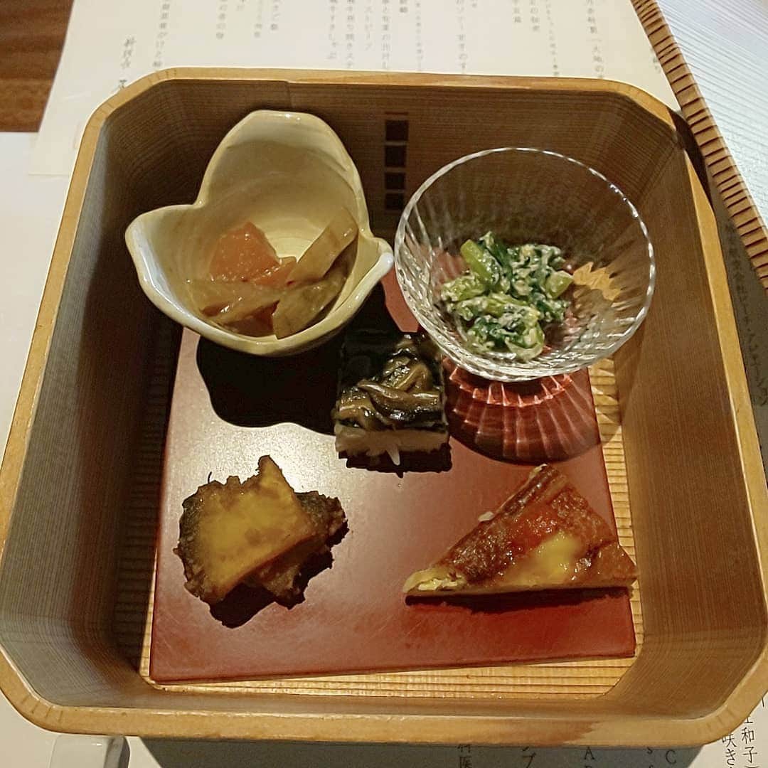 藤原宏美（ひろみん）さんのインスタグラム写真 - (藤原宏美（ひろみん）Instagram)「【秋晴れの里山でいただく体が喜ぶお料理】  我が家は茅乃舎さんの出汁に頼っているので おうちごはんがグレートアップ😆  ごはんと出汁だけは美味しい藤原家です🤣  何度かお邪魔している「御料理 茅乃舎」さん♥️  いつも夜しか予約が取れず・・・ ずっとお昼に行きたくて念願の初ランチ😍  景色がとても素敵なので、 お昼にうかがえて良かったな😊  ちらほら紅葉も見られました🍁  四季折々、ほんと素敵なお店です🎵  @kayanoya.official   #茅乃舎 #かやのや #kayanoya #御料理茅乃舎 #福岡グルメ #福岡旅行 #ひろみしゅらん #ひろみん旅物語 #藤原宏美 #九州好き #秋晴れ #秋 #福岡和食 #gourmet #十穀鍋 #里山」11月4日 1時32分 - hiromint7