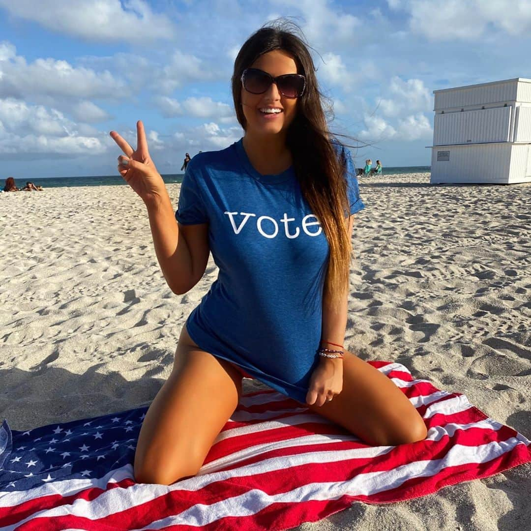 クラウディア・ロマーニさんのインスタグラム写真 - (クラウディア・ロマーニInstagram)「VOTE !!! Democracy is precious.. We need to preserve our freedom.. we need to get leaders who are compassionate and represent us !!! Our Vote is our Voice and can’t complain of things if WE  don’t get out and VOTE!! 💙💙💙 #presidentialelections2020 #ivotedbymail」11月4日 1時36分 - claudia_romani