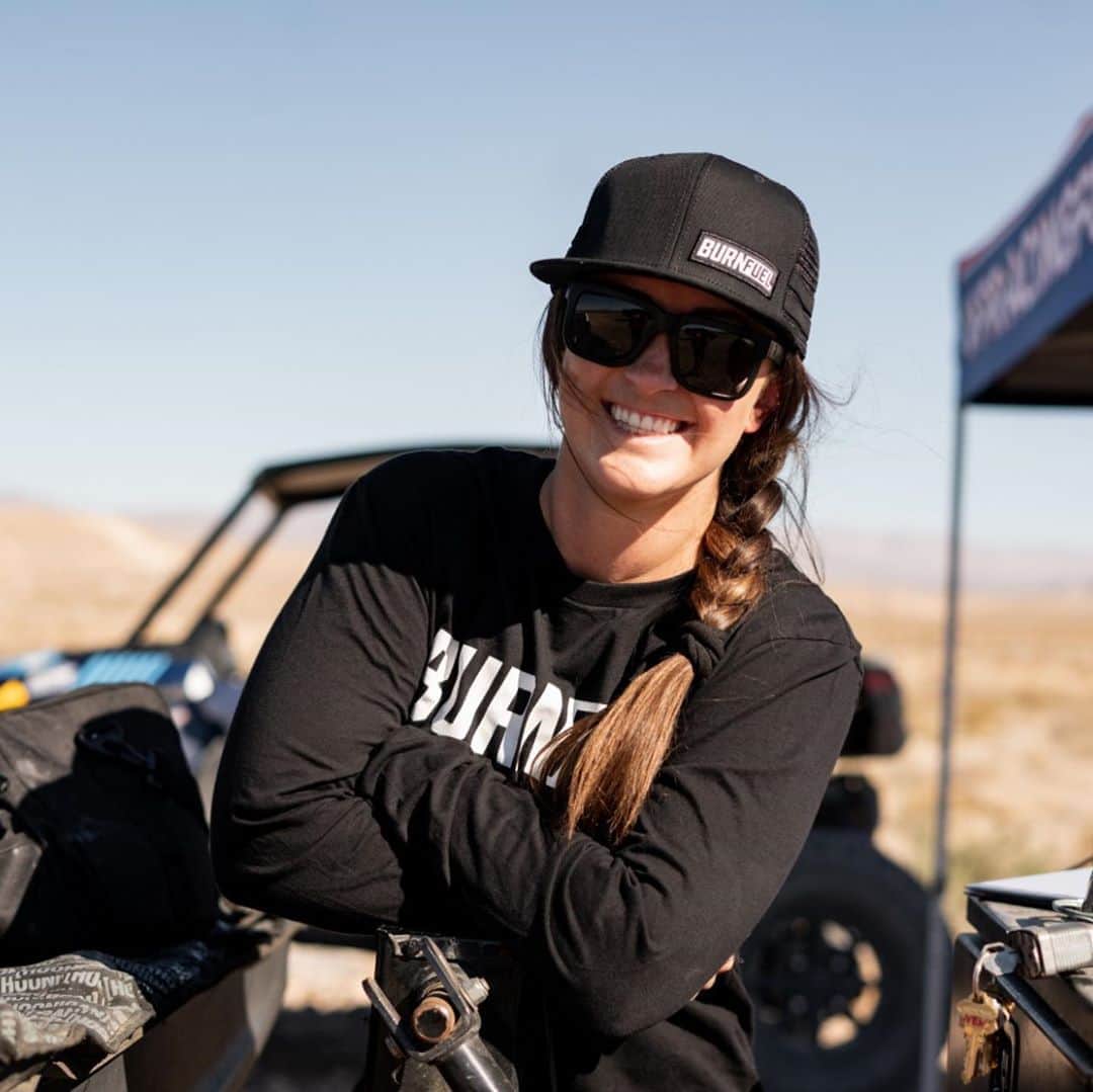 CarsWithoutLimitsさんのインスタグラム写真 - (CarsWithoutLimitsInstagram)「Check out @burnfuelco Racer inspired apparel founded by 17-time motocross Champion and Baja 1000 IronWoman, @sarapricemx」11月4日 1時39分 - carswithoutlimits