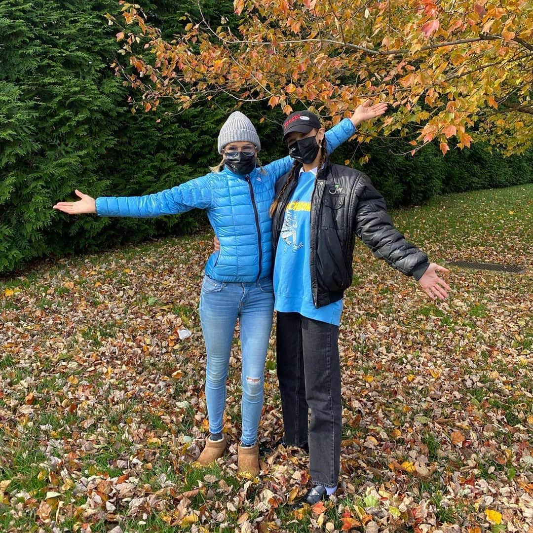 ベラ・ハディッドさんのインスタグラム写真 - (ベラ・ハディッドInstagram)「Took my mama to vote for the first time today!!! She became an American citizen just recently # and this year she was so determined to get out and vote. I am so proud of her!!! Wearing our best Blues!!!!!💙💙💙💙💙」11月4日 1時46分 - bellahadid