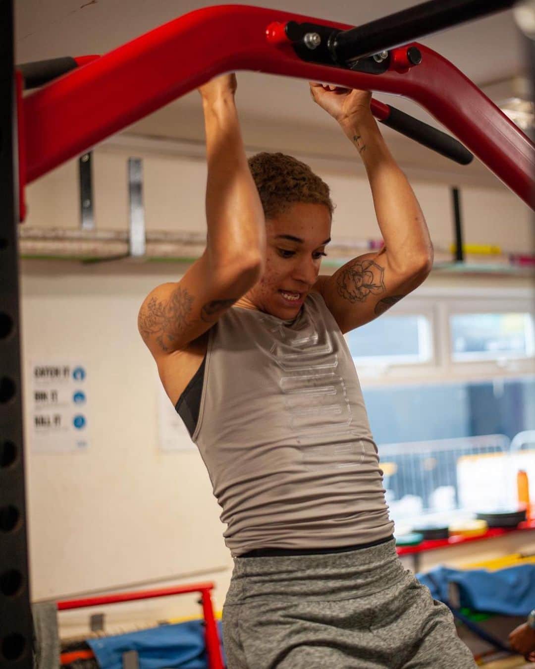 ジョディ・ウィリアムズのインスタグラム：「instagram >> reality ☠️ chin ups are a big no from me」