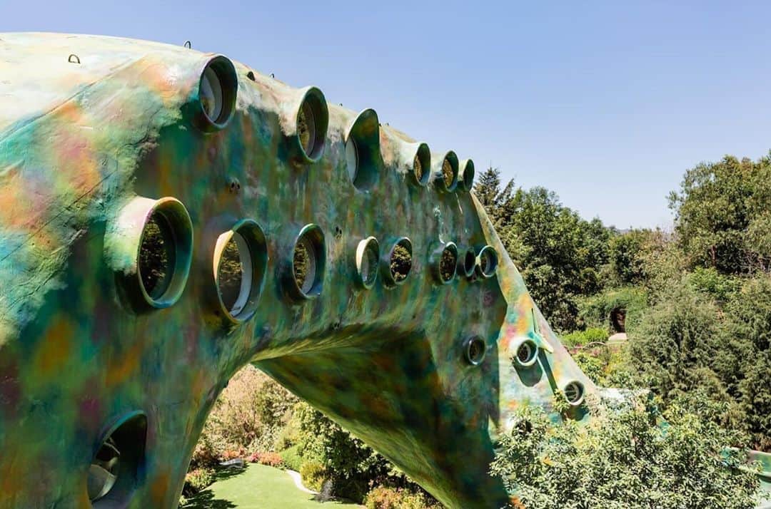 トームさんのインスタグラム写真 - (トームInstagram)「Now for a complete change of pace, we are staying here, inside the belly of a giant snake !  . “On the outskirts of Mexico City, in a wooded area of ​​5,000 square meters in Naucalpan there is an impressive building that looks more like a snake than a set of houses-rooms. The structure was built in 2008 and due to its shape it got the nickname Nest of Quetzalcóatl. .  El Nido was designed by the Mexican architect Javier Senosiain and is one of the main examples of so-called organic architecture. This type of structure has to do, according to Juan O'Gorman, both with the geographical context, where a construction is located, as well as with the cultural and identity. If, before making the plans, these elements are taken into account, the forms will emerge in a natural way and will become an extension of the environment.  Naucalpan: the unexpected home of Quetzalcóatl  The land that was chosen for the development was very irregular, since at the beginning it was crossed, from end to end, by a stream planted with oaks. In addition, there were several caves that presented a security threat, as they could collapse at any time. Although the initial objective was to create a series of apartments, the complexity of the land made the architect decide to build a small number of houses and to respect the natural environment that surrounded it.  A total of ten houses were built then in elongated structures that, like a kind of arches, detach from the ground and seem to meander through the land. When viewed from above, the builders realized that the development looked like a snake, so they decided to use the only remaining cave to make a head for the reptile.”」11月4日 1時49分 - tomenyc