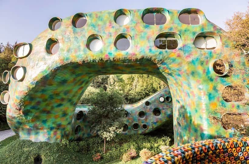 トームさんのインスタグラム写真 - (トームInstagram)「Now for a complete change of pace, we are staying here, inside the belly of a giant snake !  . “On the outskirts of Mexico City, in a wooded area of ​​5,000 square meters in Naucalpan there is an impressive building that looks more like a snake than a set of houses-rooms. The structure was built in 2008 and due to its shape it got the nickname Nest of Quetzalcóatl. .  El Nido was designed by the Mexican architect Javier Senosiain and is one of the main examples of so-called organic architecture. This type of structure has to do, according to Juan O'Gorman, both with the geographical context, where a construction is located, as well as with the cultural and identity. If, before making the plans, these elements are taken into account, the forms will emerge in a natural way and will become an extension of the environment.  Naucalpan: the unexpected home of Quetzalcóatl  The land that was chosen for the development was very irregular, since at the beginning it was crossed, from end to end, by a stream planted with oaks. In addition, there were several caves that presented a security threat, as they could collapse at any time. Although the initial objective was to create a series of apartments, the complexity of the land made the architect decide to build a small number of houses and to respect the natural environment that surrounded it.  A total of ten houses were built then in elongated structures that, like a kind of arches, detach from the ground and seem to meander through the land. When viewed from above, the builders realized that the development looked like a snake, so they decided to use the only remaining cave to make a head for the reptile.”」11月4日 1時49分 - tomenyc