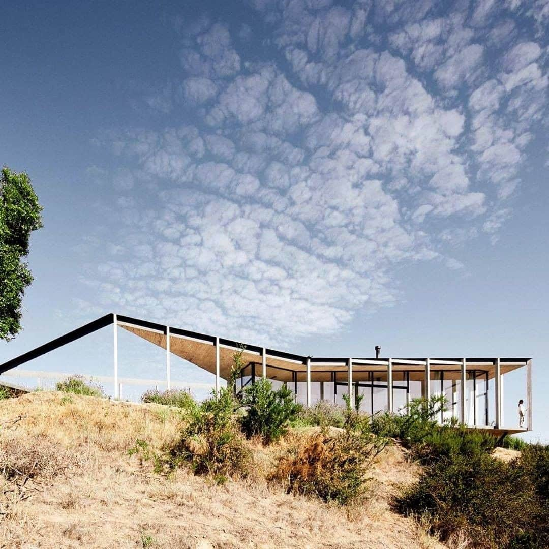 Architecture - Housesさんのインスタグラム写真 - (Architecture - HousesInstagram)「⁣ 𝗔𝗻𝗴𝘂𝗹𝗮𝗿 𝗵𝗼𝘂𝘀𝗲 in Chile.⁣ What do you think about this wonderful design?⁣ Swipe left to discover it.⁣ Tag an #architecture lover 💙⁣ ___⁣ 📐@alvanoyriquelme⁣ 📷 Cristóbal Palma⁣ 📍Chile⁣ #archidesignhome⁣ ___⁣ #architectural #architecture #design #architect #architecturephotography #architecturelovers #interiordesign #archilovers #arquitectura #architecturedesign #art #architects #archdaily #building #arch #architectureporn #architecturestudent #arquitetura ⁣」11月4日 1時50分 - _archidesignhome_