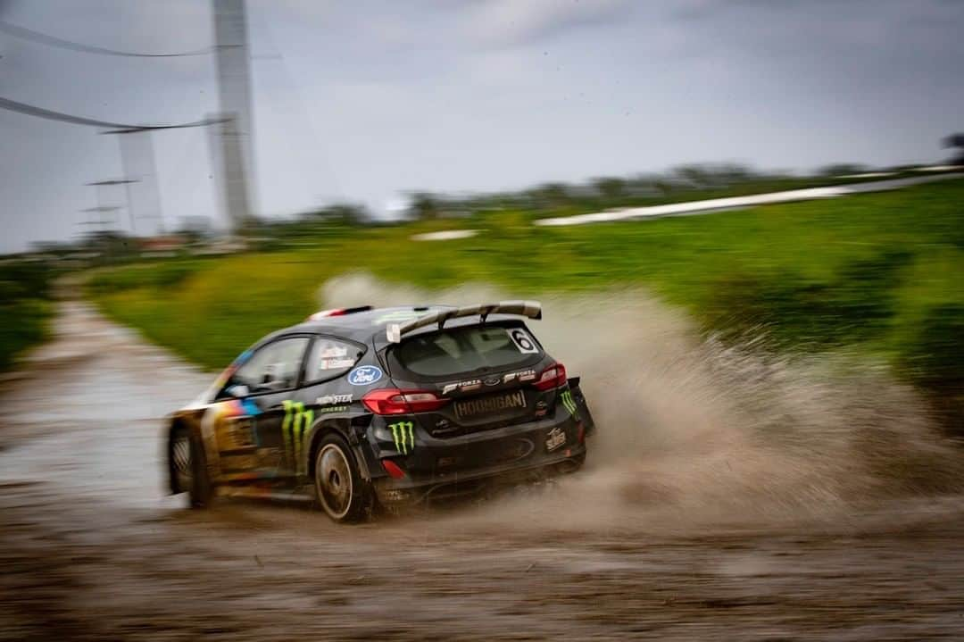 ケン・ブロックさんのインスタグラム写真 - (ケン・ブロックInstagram)「Some of my favorite shots from the final day of Sol Rally Barbados. Sunday’s stages had rad jumps, muddy and rainy conditions, and ended with champagne spray! Very stoked to end our race season with a win here in Barbados. Thanks Collin McMaster (@McKleinPhotography) for all of the great photos this weekend. #FordFiesta #RallyBarbados」11月4日 2時00分 - kblock43