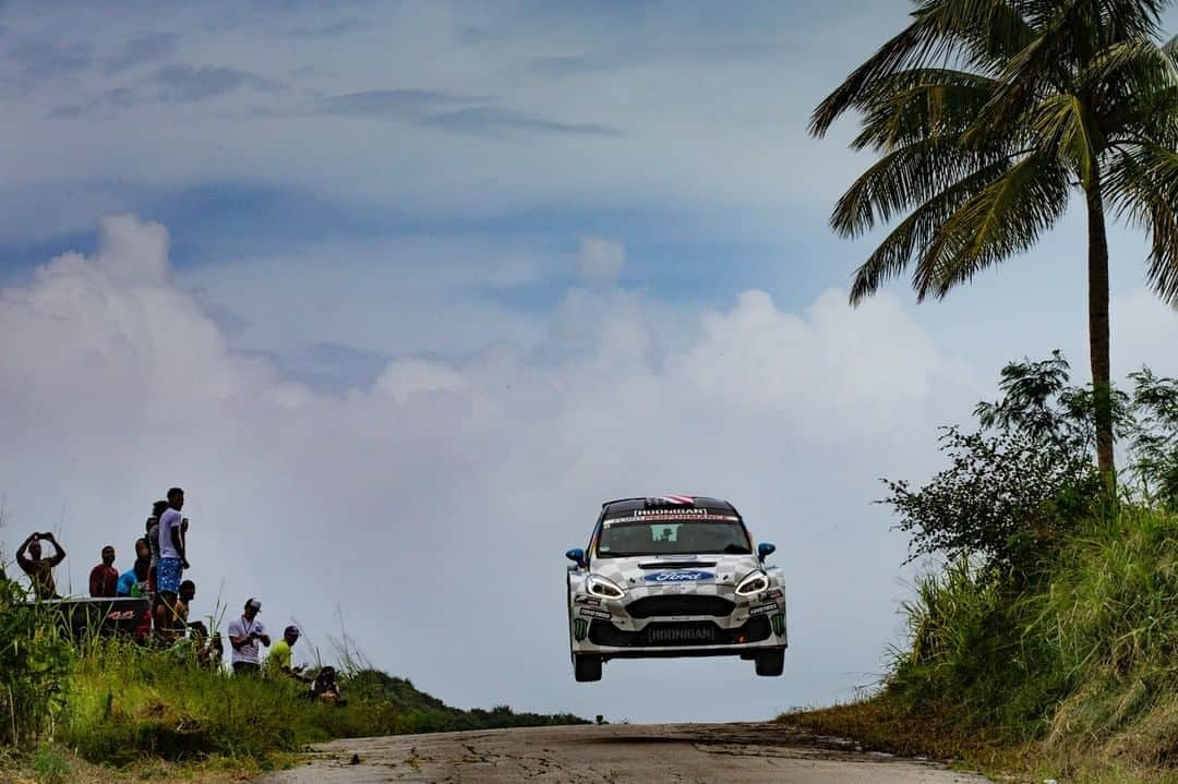 ケン・ブロックさんのインスタグラム写真 - (ケン・ブロックInstagram)「Some of my favorite shots from the final day of Sol Rally Barbados. Sunday’s stages had rad jumps, muddy and rainy conditions, and ended with champagne spray! Very stoked to end our race season with a win here in Barbados. Thanks Collin McMaster (@McKleinPhotography) for all of the great photos this weekend. #FordFiesta #RallyBarbados」11月4日 2時00分 - kblock43