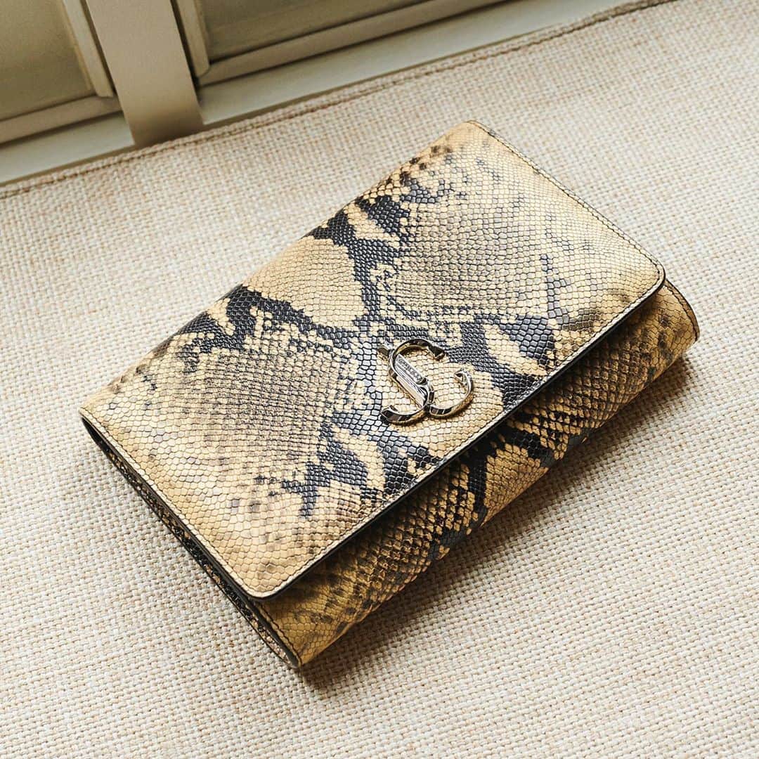 Jimmy Chooさんのインスタグラム写真 - (Jimmy ChooInstagram)「Snake printed leather adds tactile texture to the VARENNE CLUTCH bag #JimmyChoo」11月4日 1時54分 - jimmychoo