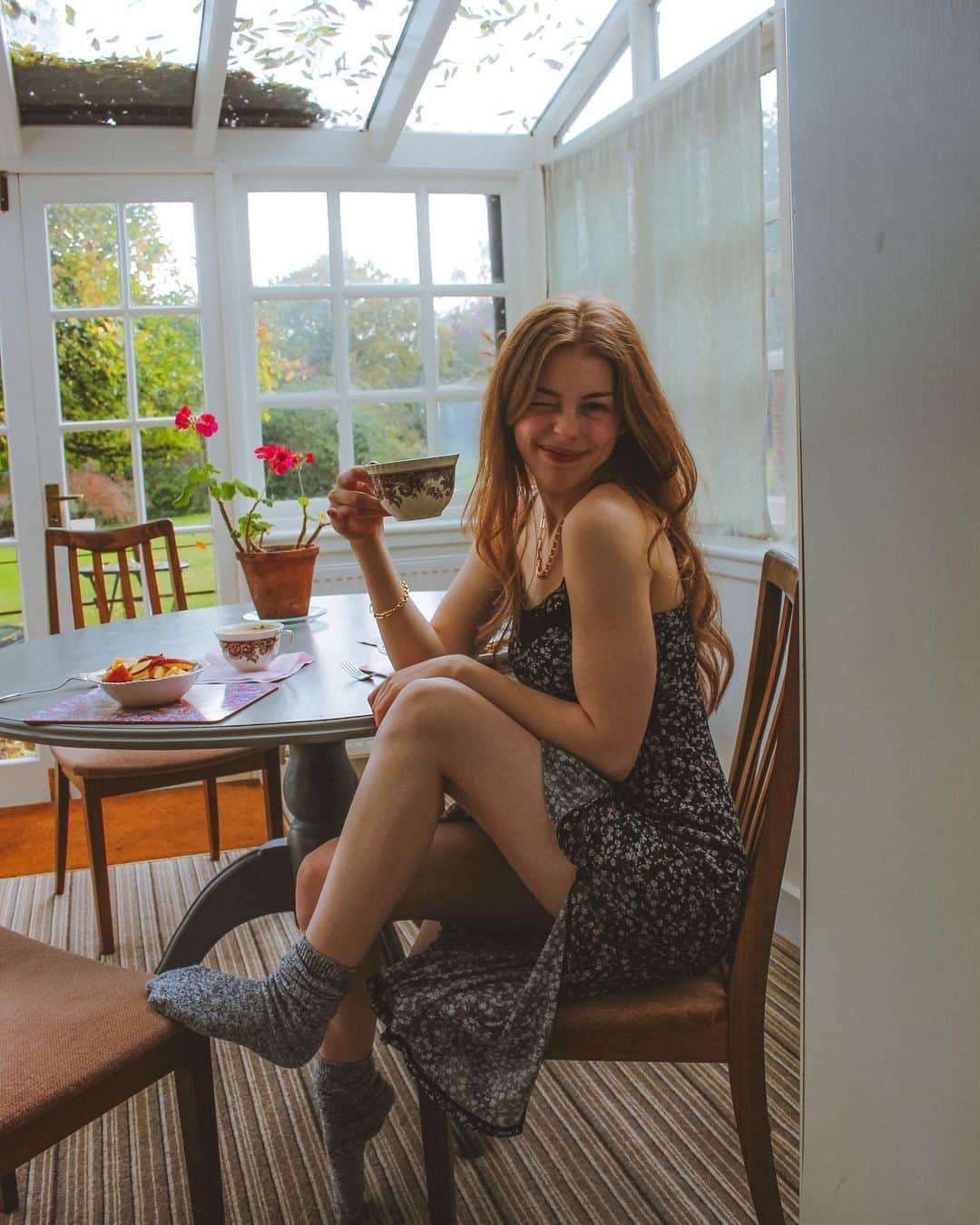 Amelia Gethingのインスタグラム：「What you see : me enjoying breakfast number 1 🍳☕️  What you don’t see : me smothering breakfast number 2 with Disaronno 🥞🥃」