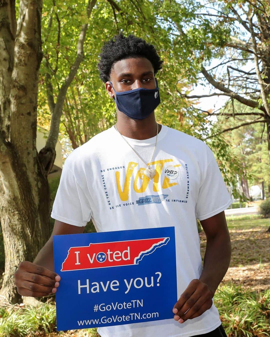 NBAさんのインスタグラム写真 - (NBAInstagram)「Are you #VoteReady? Before you head to the polls, make sure you #WearAMask, practice social distancing and bring snacks, water, extra masks, and a chair if you anticipate a wait.」11月4日 2時08分 - nba