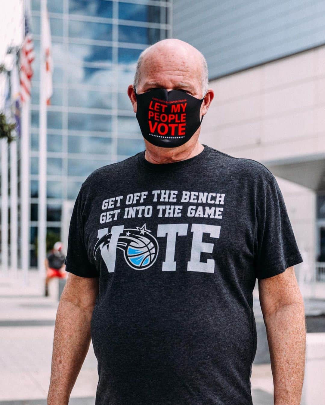 NBAさんのインスタグラム写真 - (NBAInstagram)「Are you #VoteReady? Before you head to the polls, make sure you #WearAMask, practice social distancing and bring snacks, water, extra masks, and a chair if you anticipate a wait.」11月4日 2時08分 - nba